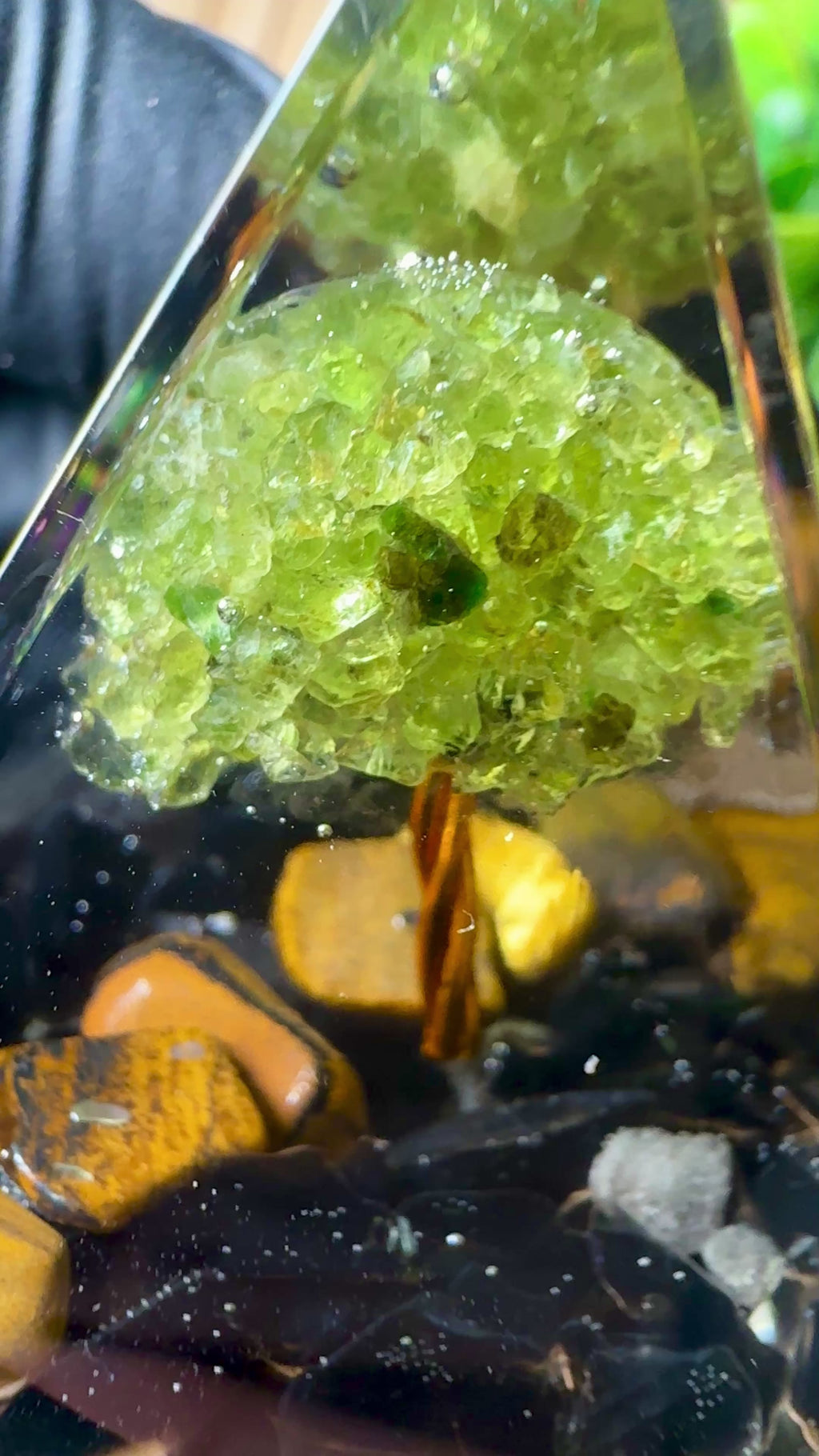 Piramide Albero della Vita in Ossidiana, Occhio di Tigre e Peridoto – Chakra della Radice e del Cuore (Muladhara & Anahata)