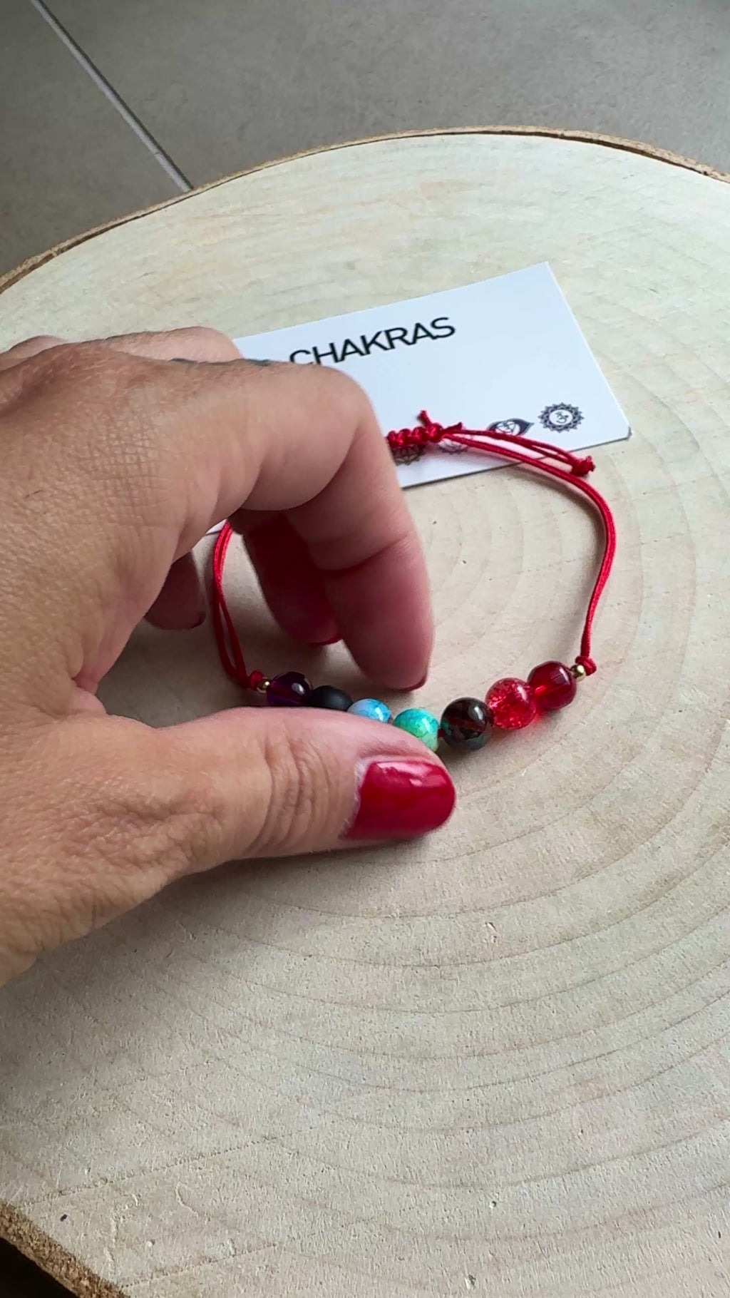 Bracciale 7 Chakra con Cordino Rosso – Regolabile