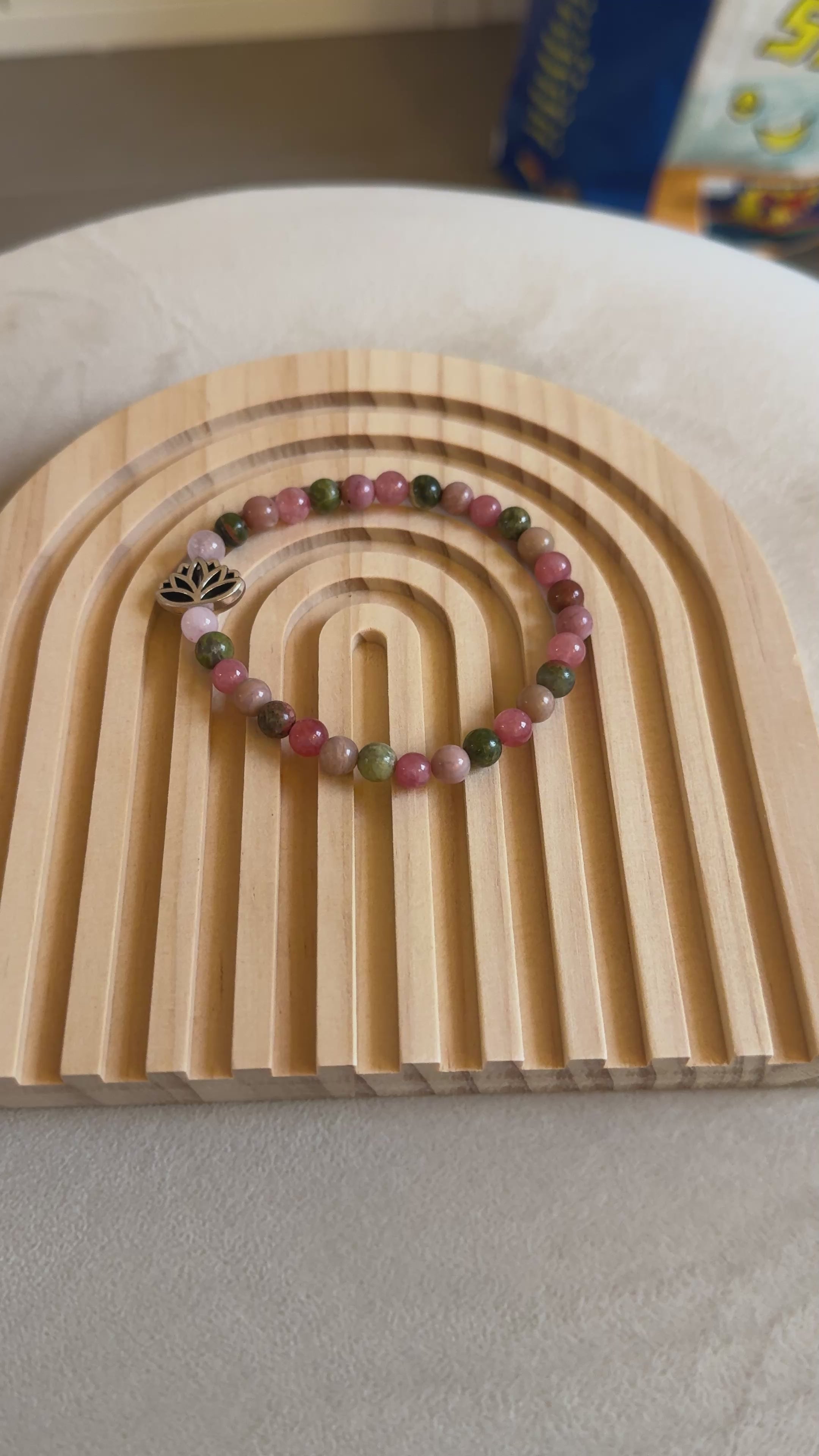 Bracciale Chakra in Pietre Naturali (Quarzo Rosa, Rodolite, Unakite) con Fiore di Loto – Amore ed Equilibrio Energetico