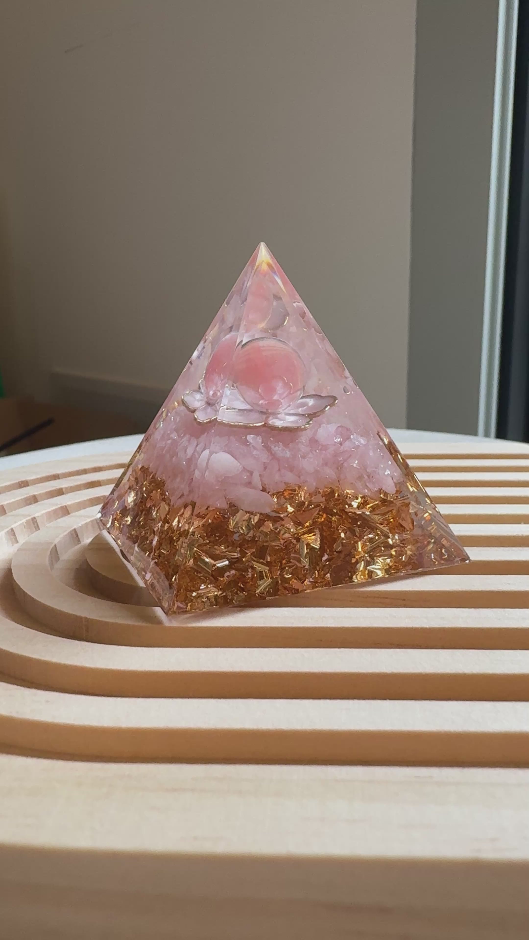 Piramide in Quarzo Rosa – Chakra del Cuore (Anahata)