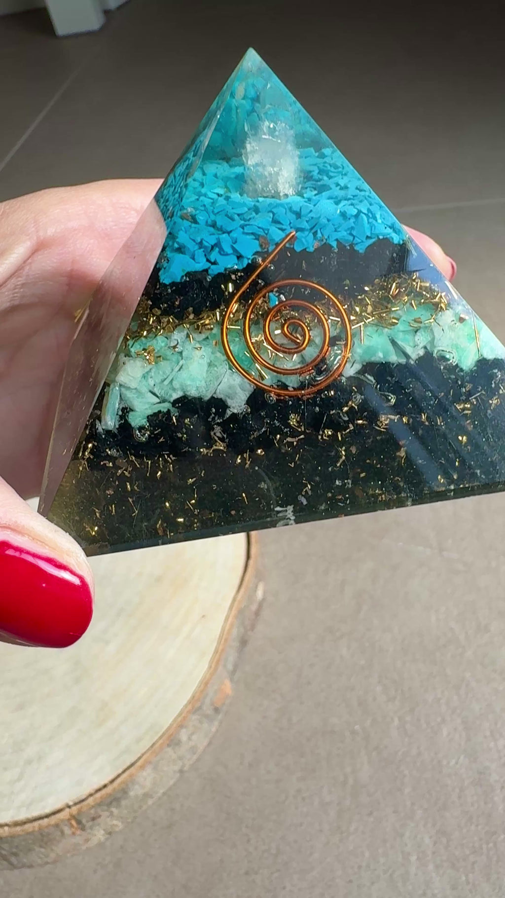 Piramide con Turchese, Tormalina Nera, Amazzonite e Quarzo (tutti i chakra)