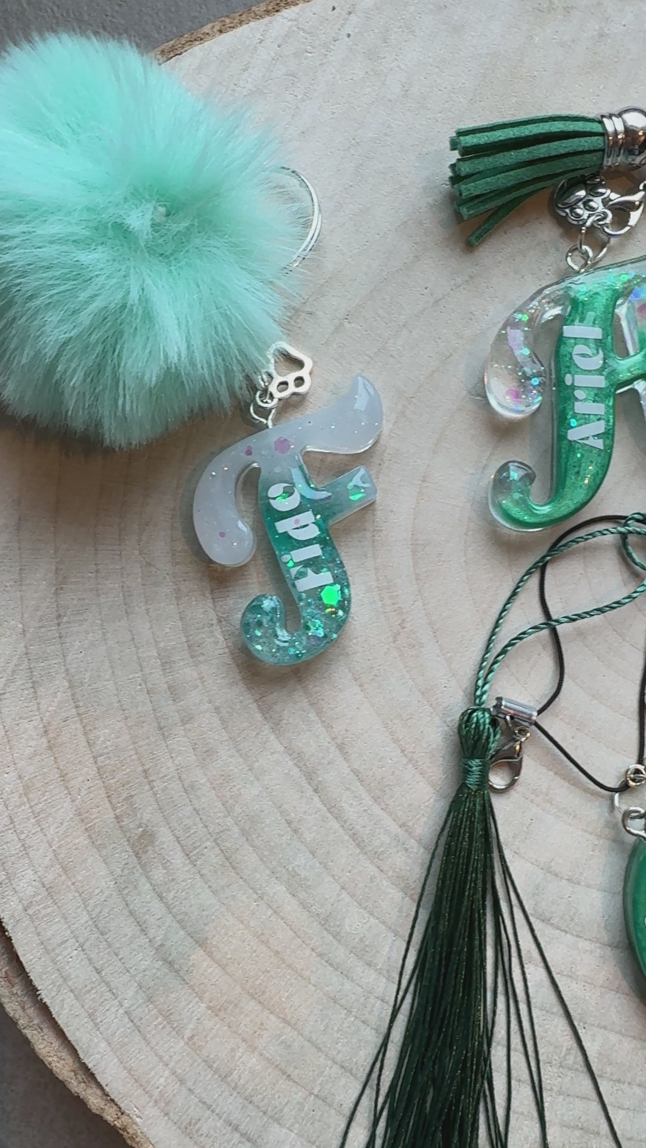 Portachiavi Lettera in Resina con Nome – Collezione “Ocean Vibes”