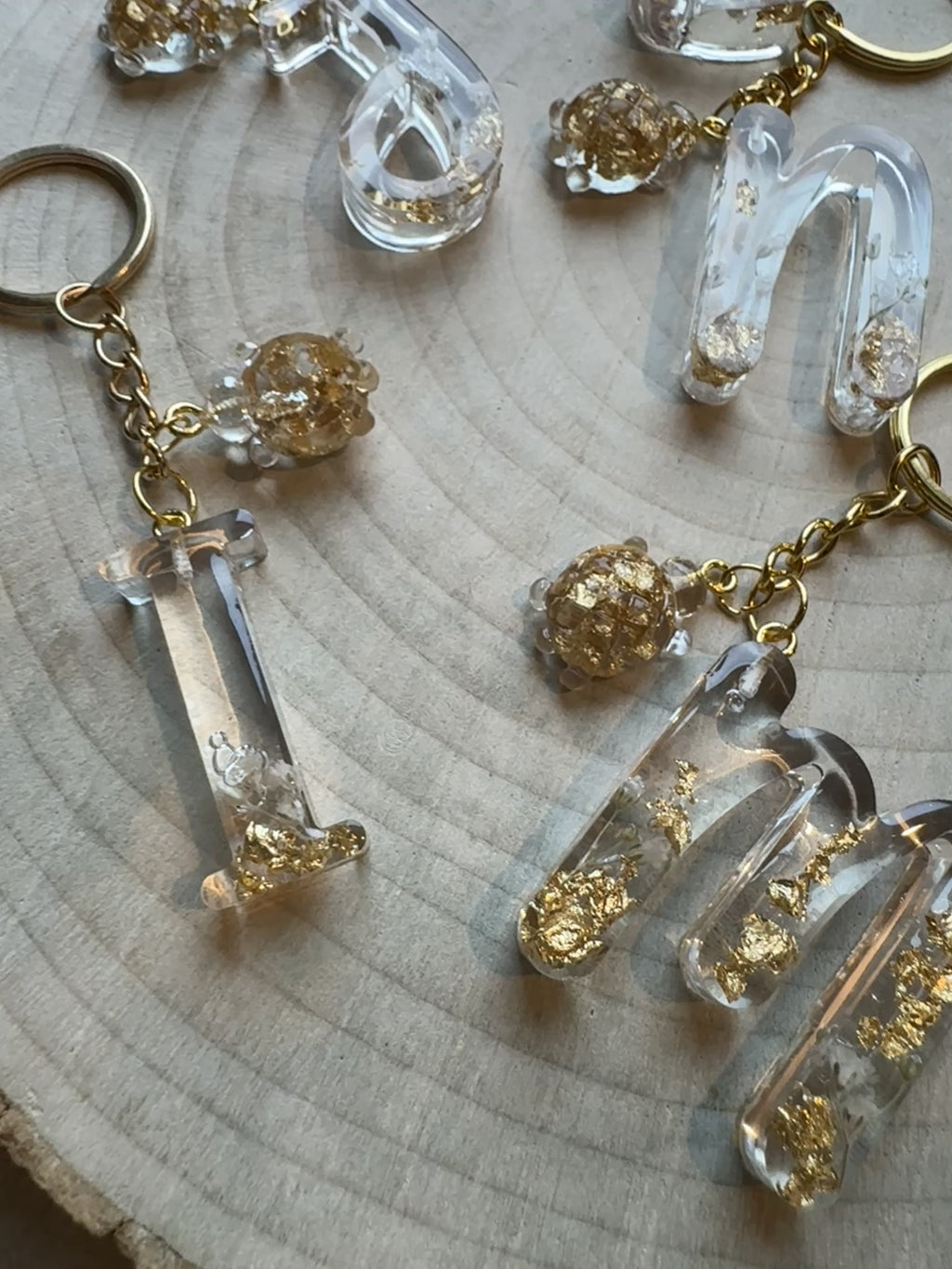 Portachiavi Lettera in Resina – Foglia Oro, Fiore da Sposa & Tartaruga Dorata