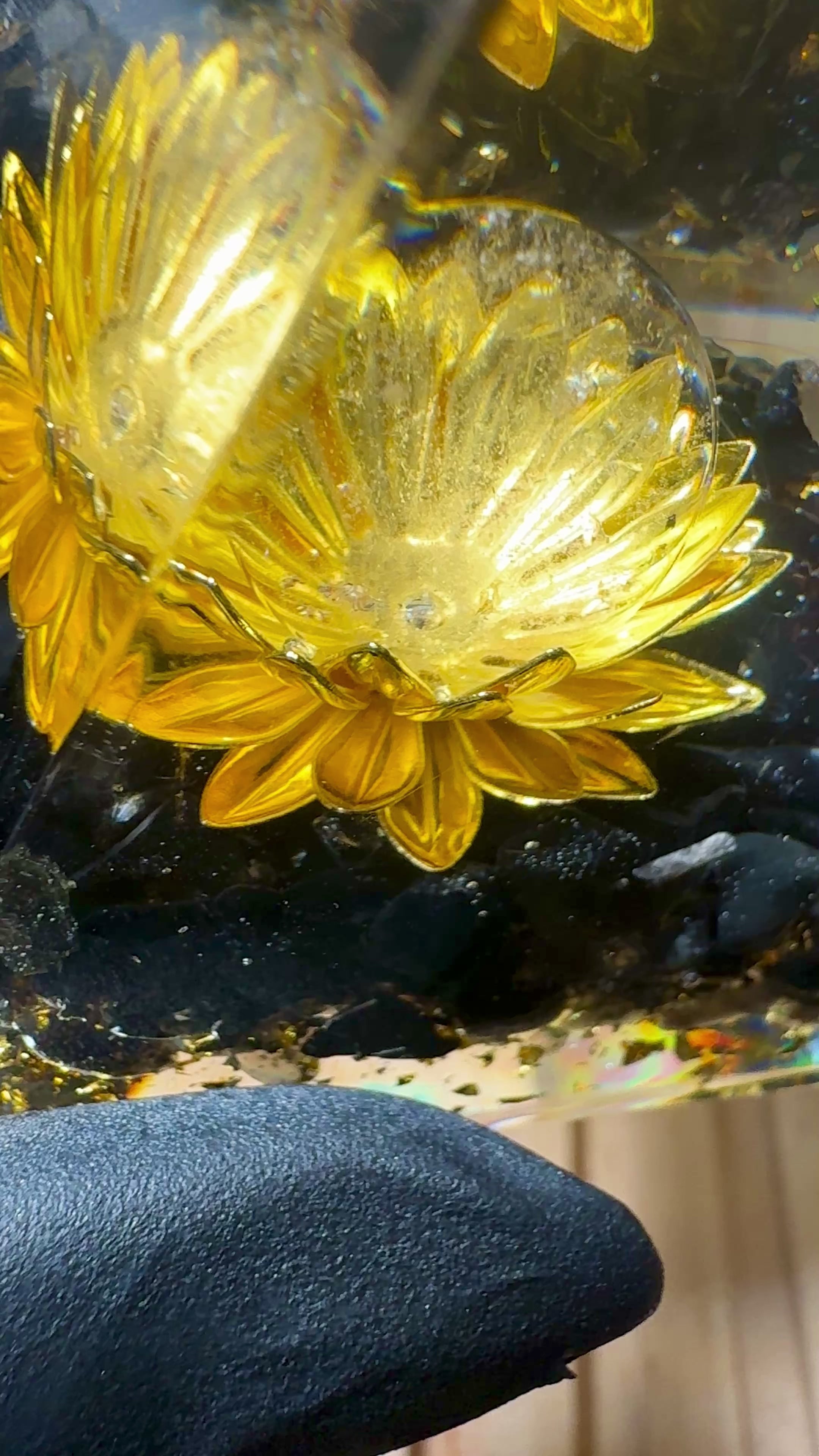 Piramide in Ossidiana Nera e Oro – Chakra della Radice (Muladhara)